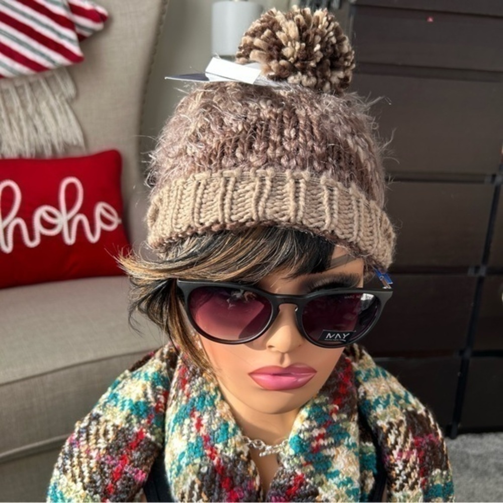❄️NWT Madden Girl Soft knit warm beanie Pom Pom hat Cold Weather ❄️